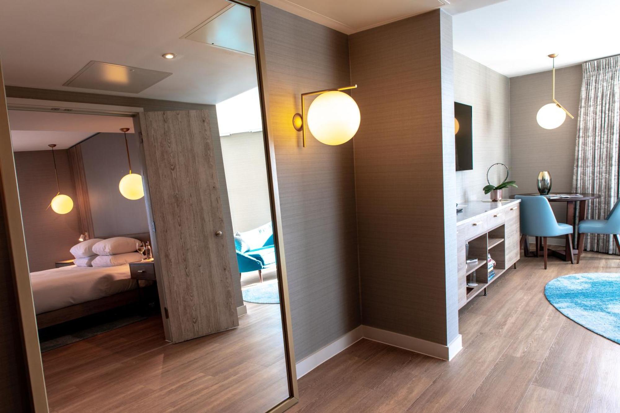 Отель Doubletree By Hilton Excel