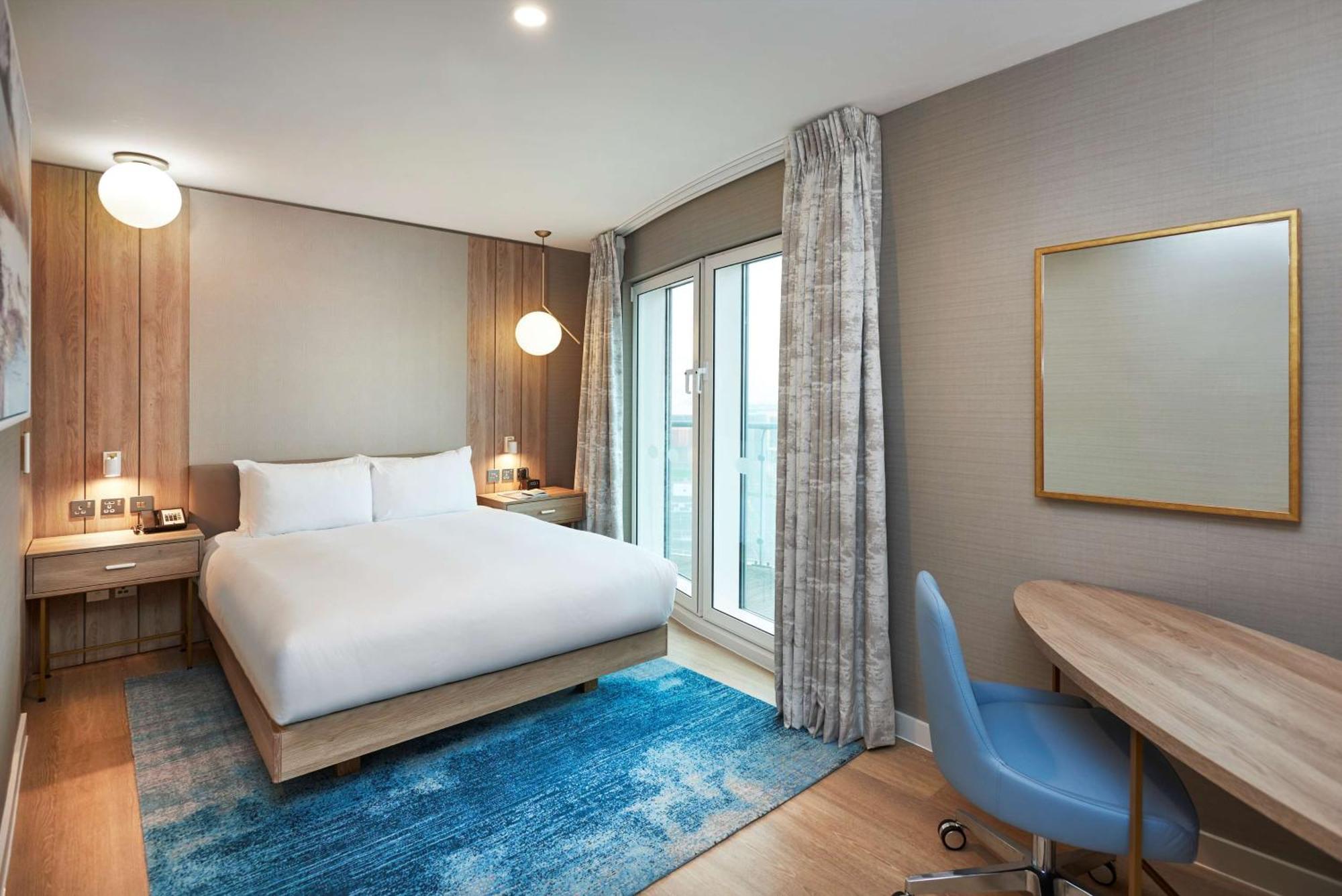 Отель Doubletree By Hilton Excel 4*