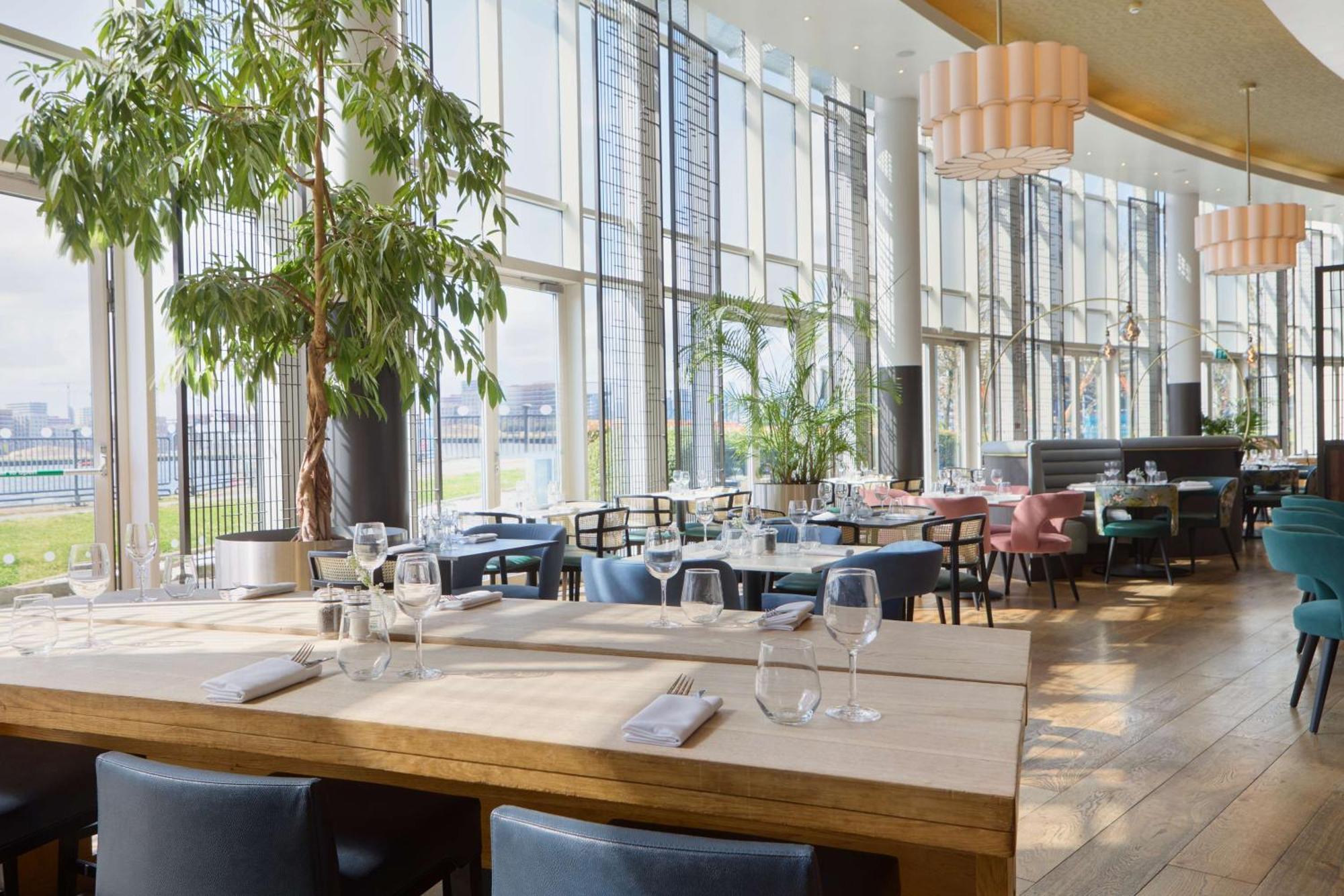 Отель Doubletree By Hilton Excel 4*