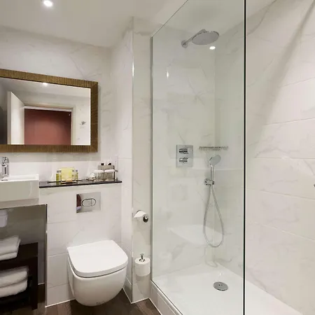 Doubletree By Hilton London Excel Hotel Exterior photo